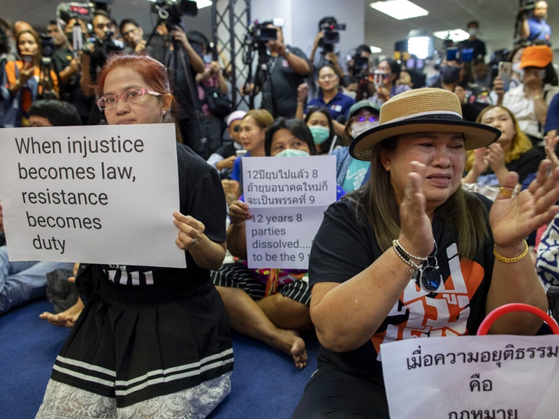 未来前进党的支持者展示了标语牌。AP