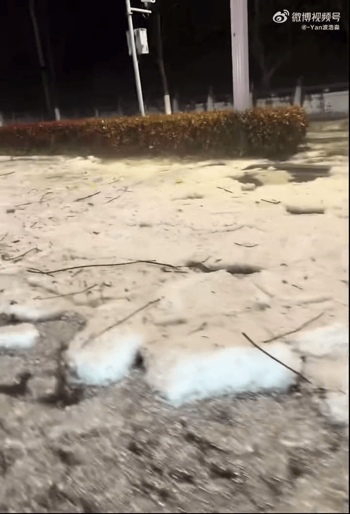 贵州一地突降冰雹最厚处30厘米，当地使用铲车清理，部分农作物受损。