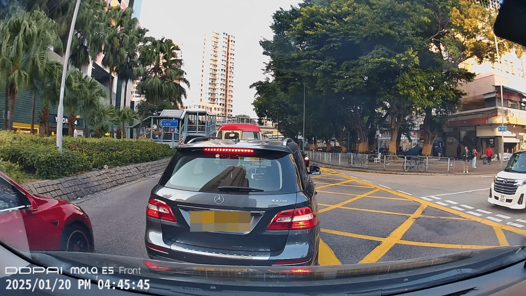 現場為元朗鳳翔路及鳳攸北街交界。FB：車cam L（香港群組）