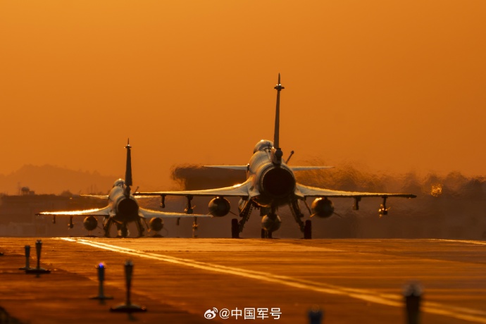 中國軍方再公開「殲-10C」訓練圖。 中國軍方再公開「殲-10C」訓練圖。