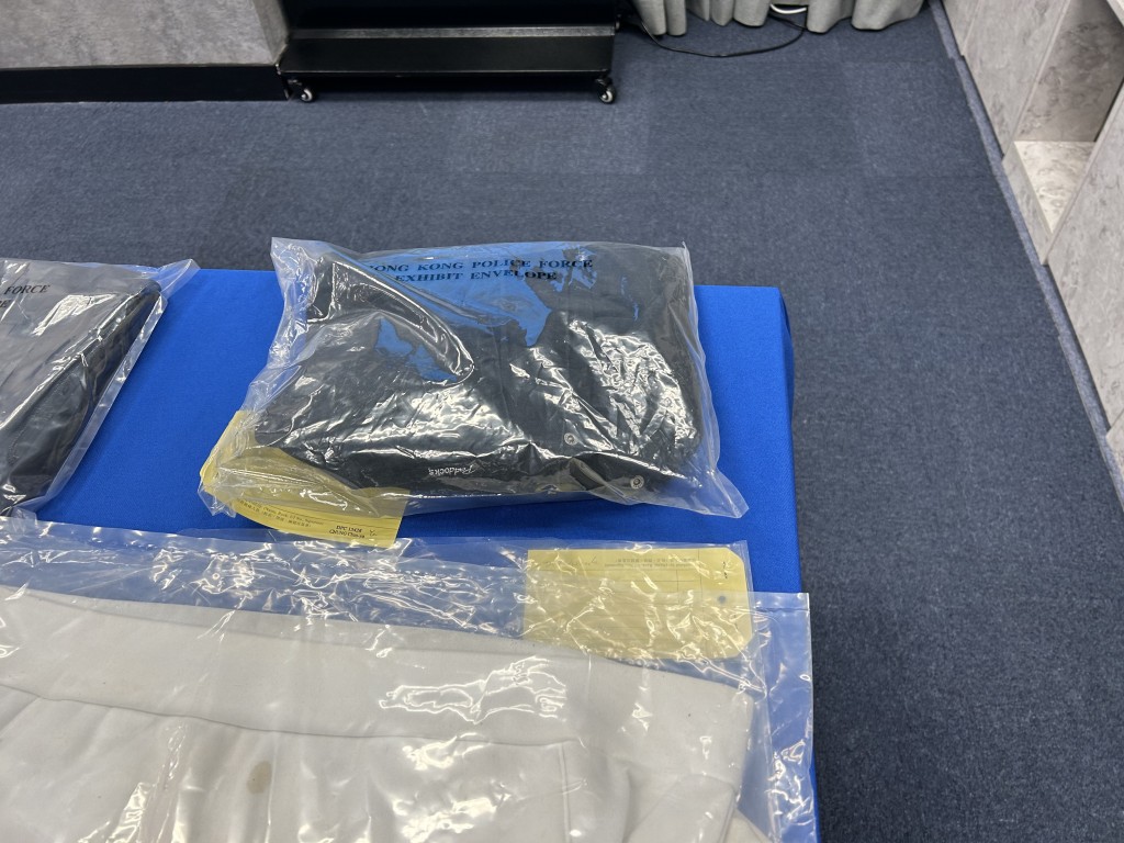 警方在兩名被捕少年的住所內檢獲犯案時所穿衣物。曾志恒攝