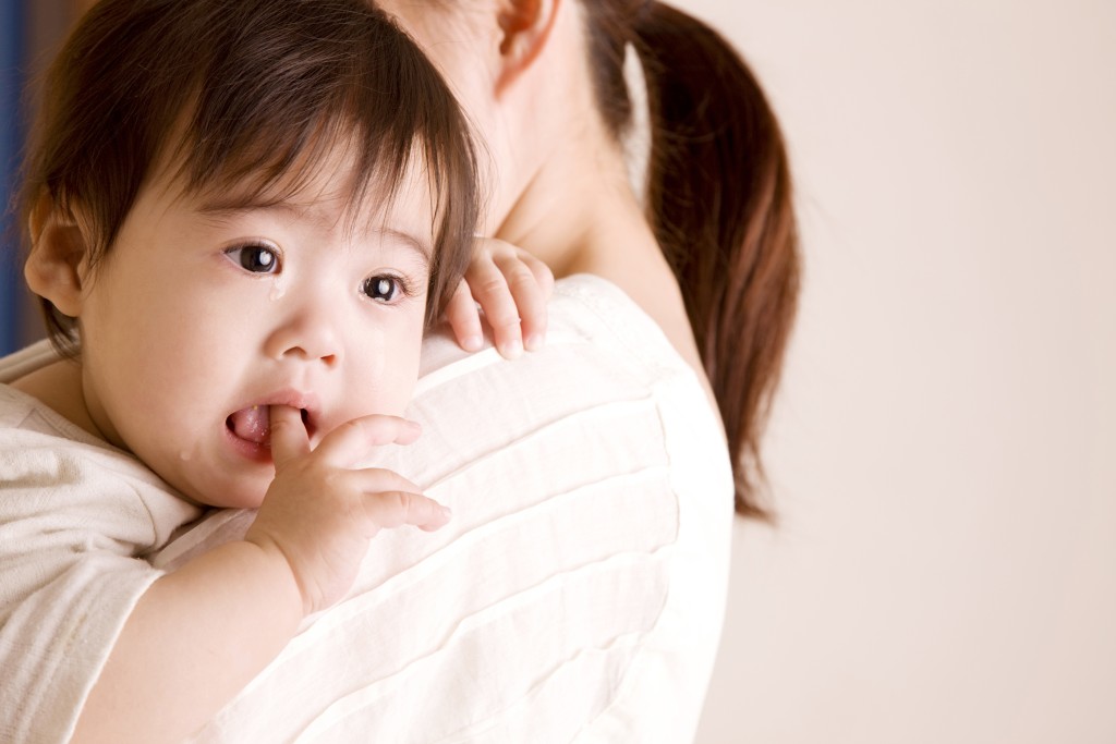 家長應提醒孩子避免用手觸碰口鼻及眼晴。（資料圖片）