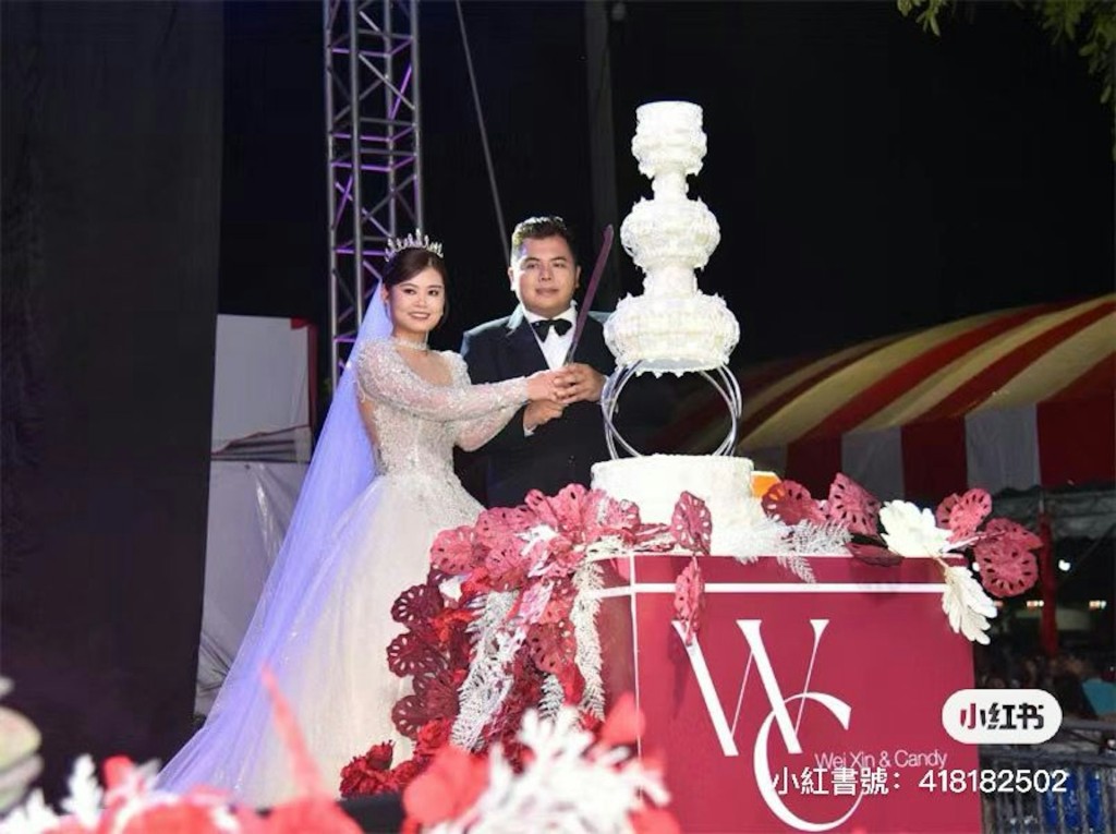 馬來西亞拿督鄭洽豐的28歲大仔鄭煒焮與26歲新婚妻林玉欣日前舉行婚宴。