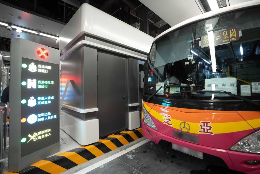 入境處在社交平台表示，今日聯同其他相關部門，首次進行車輛出入境實戰演練。