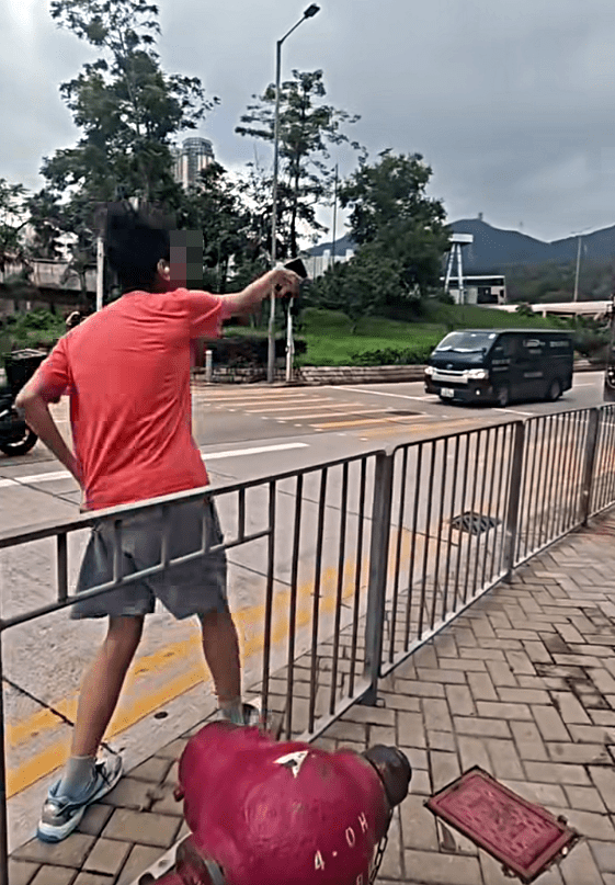 橙衫少年不斷爆粗怒罵被人遮擋鏡頭。網上截圖