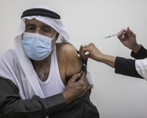 以色列至今有12%人口已接種輝瑞疫苗。AP圖片