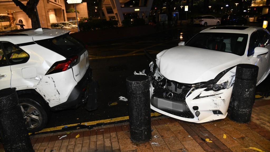 凌治私家車車頭損毀。