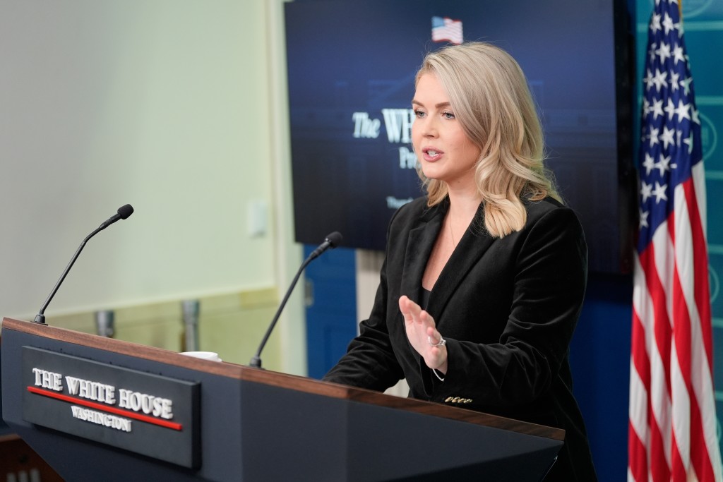 白宫发言人莱维特指出,美国持续与俄、乌双方接触。美联社 白宫发言人莱维特指出,美国持续与俄、乌双方接触。美联社