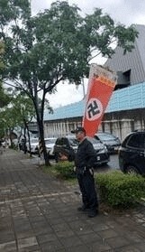 台湾民众之前在欧洲学校门口持纳粹旗帜示威。以色列办事处