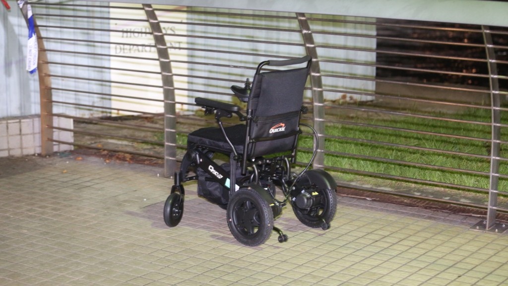 老翁電動輪椅被遺棄岸邊。
