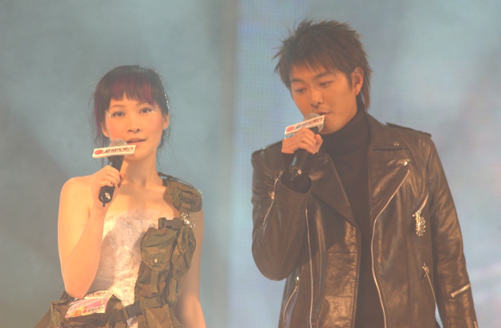 與蕭正楠同期出道的歌手包括：關心妍、余文樂及麥浚龍等。