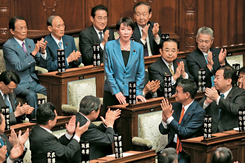 高市早苗昨日在國會指名選舉中當選首相，各議員鼓掌祝賀。