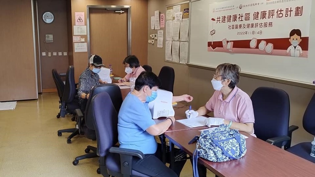 香港社區醫療教育服務協會早前在深水埗等區為市民量度上臂動脈硬度指數,了解心血管硬度。