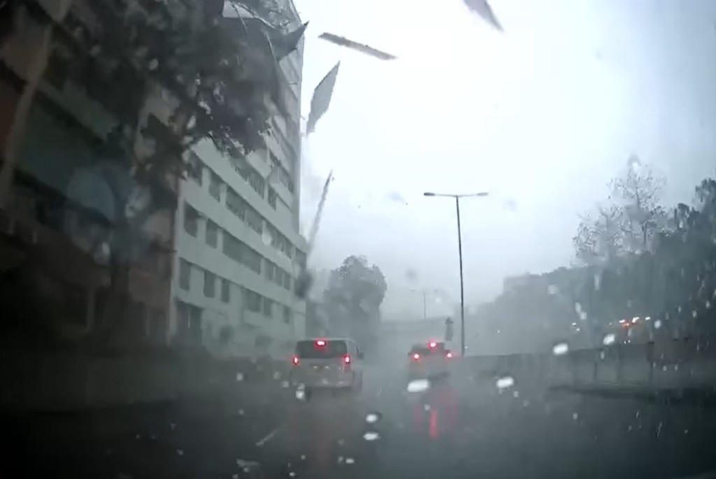 屯門青雲路在黃雨下有太陽能板從天而降。fb馬路的事討論區Bosco Chu影片截圖