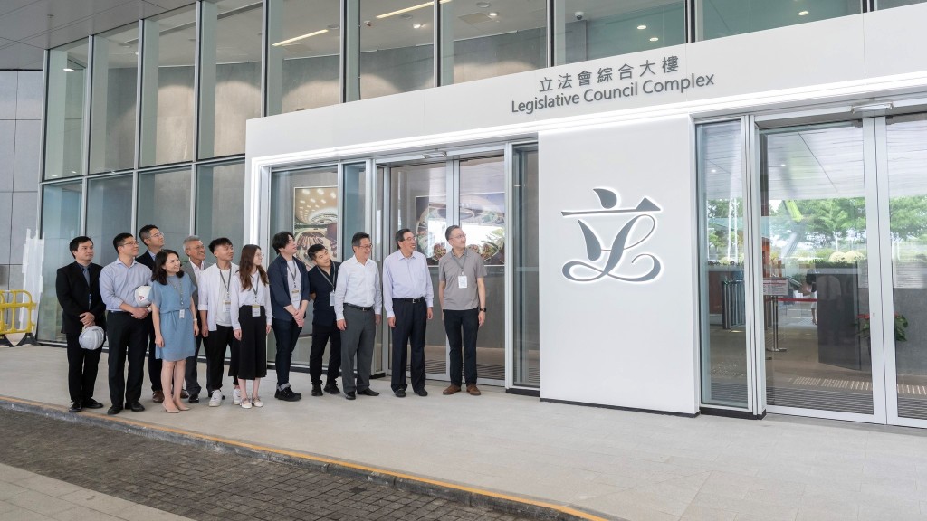 立法会综合大楼正门入口加一个「立」字，秒变打卡位。梁君彦FB图片