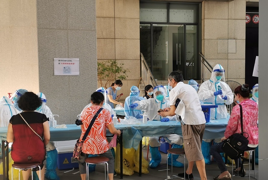居民排隊接受檢測。網上圖片