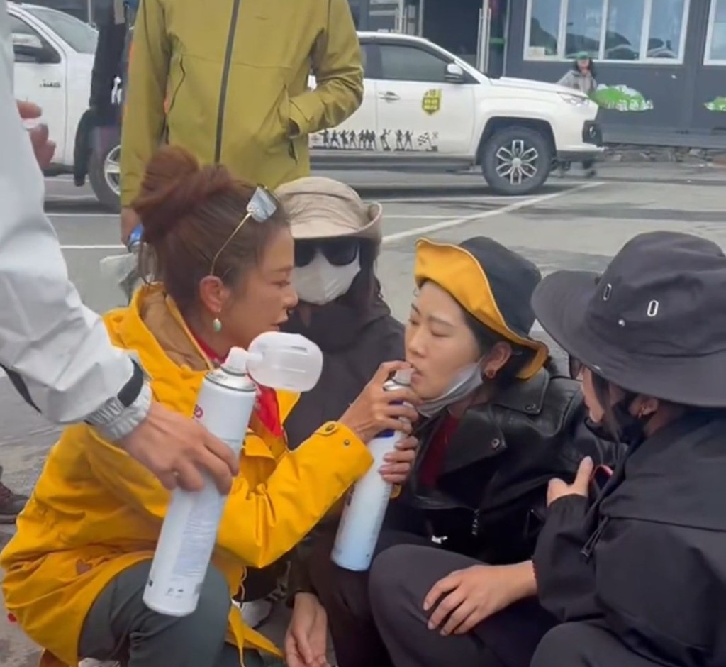 朱迅(黃衣)讓身體不適的遊客吸氧。抖音@聖潔甘孜 朱迅(黃衣)讓身體不適的遊客吸氧。抖音@聖潔甘孜