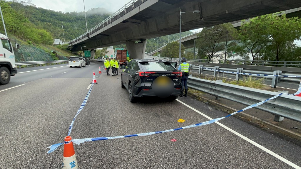 被撞私家車。楊偉亨攝 被撞私家車。楊偉亨攝