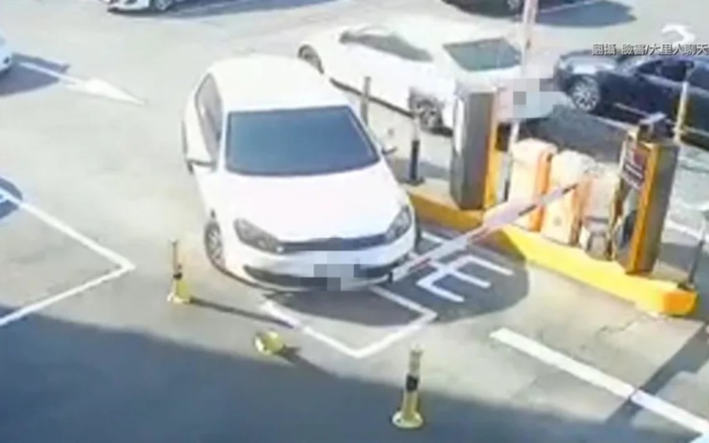 女司機花了近5分鐘始成功駛出停車場。