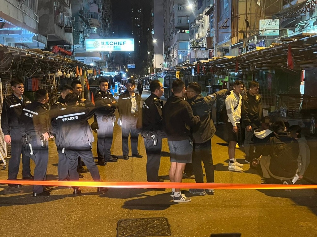警方於晚上近9時在北河街及桂林街之間的一段福華街發現賭檔，於是上前截查並拘捕9人。讀者提供