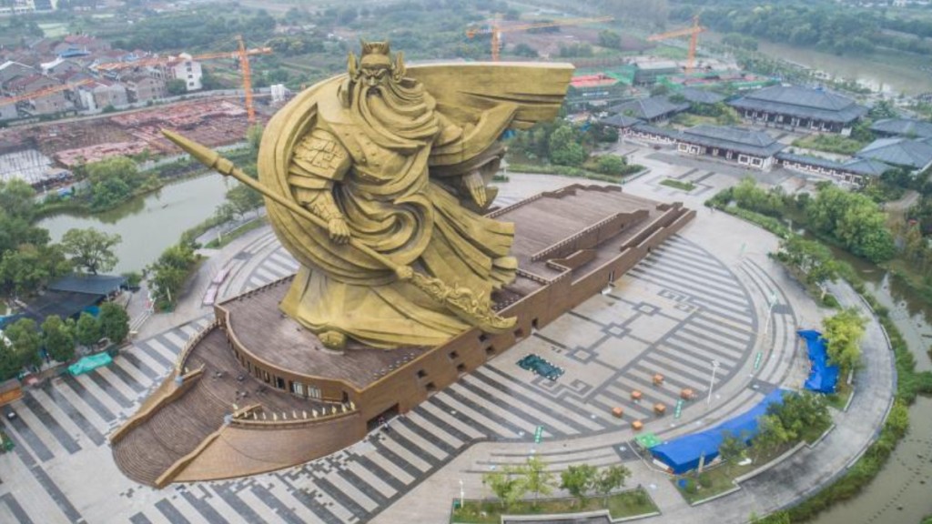 荆州市曾豎立一個巨型關公雕像，惟已於2021年拆移。(新華社資料圖片)