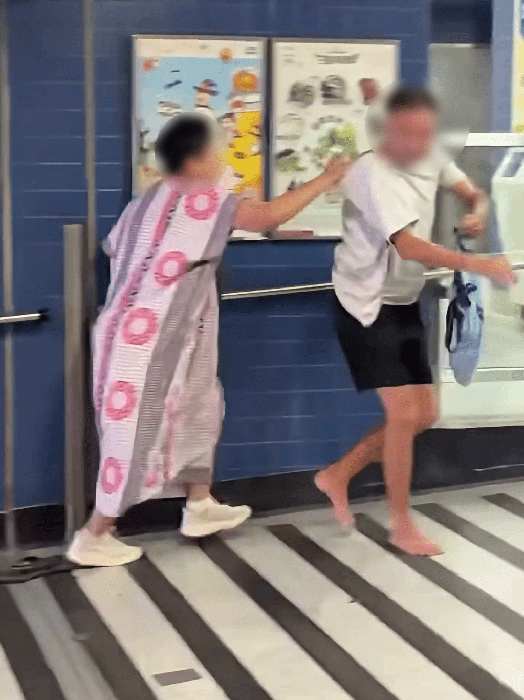 婦人不斷與一名阿伯拉扯,狀甚歡欣。 婦人不斷與一名阿伯拉扯,狀甚歡欣。