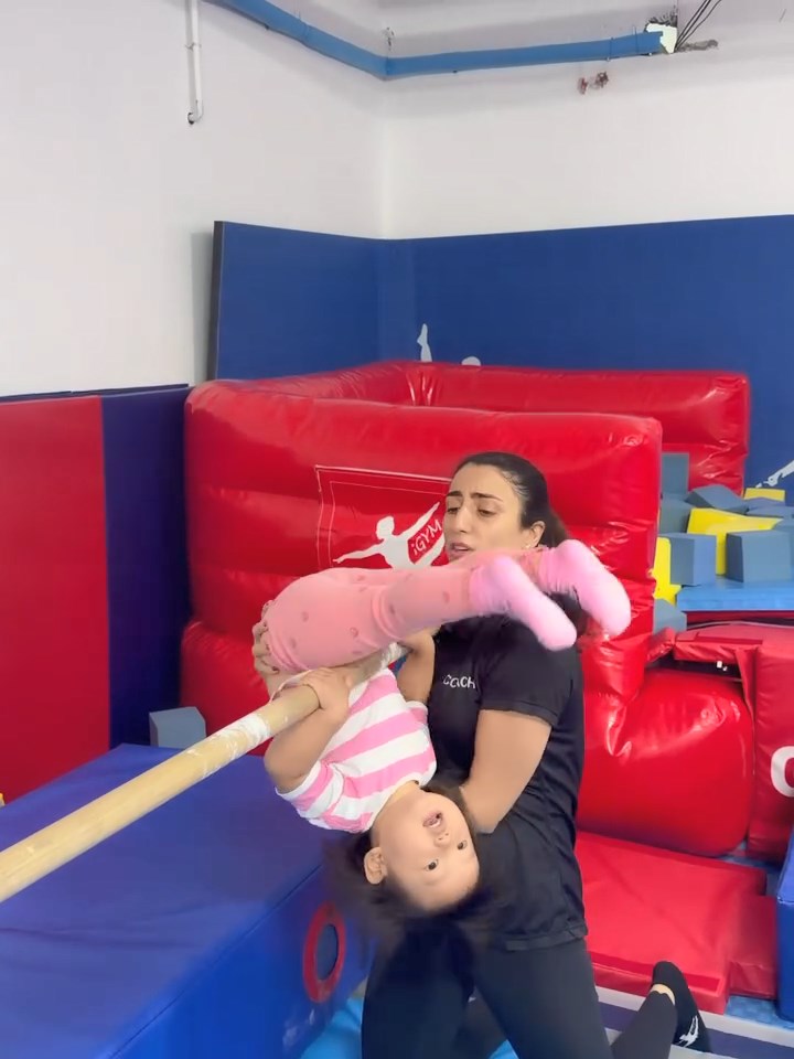 見到洪永城細女先用小肚腩頂住單槓。