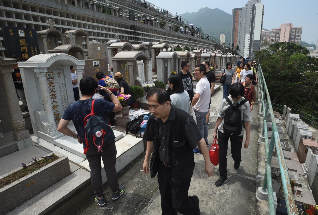 清明節市民拜山。