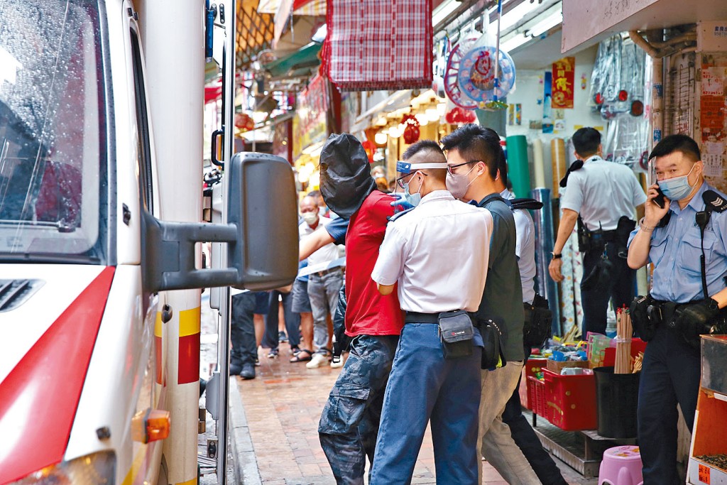 涉嫌傷人惡男被捕帶署。