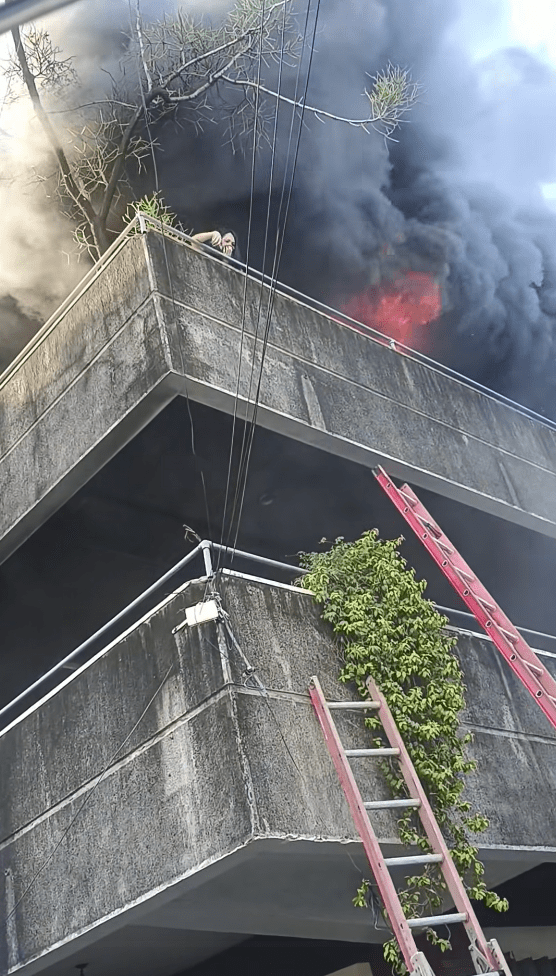 女子用手掩鼻,可見濃煙極大。FB@IvyBaya 女子用手掩鼻,可見濃煙極大。FB@IvyBaya