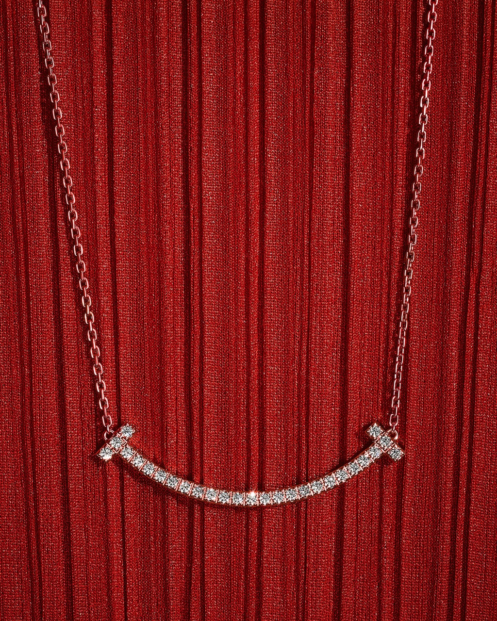 Tiffany T1 Smile項鏈，18K玫瑰金鑲鑽石。$21,300