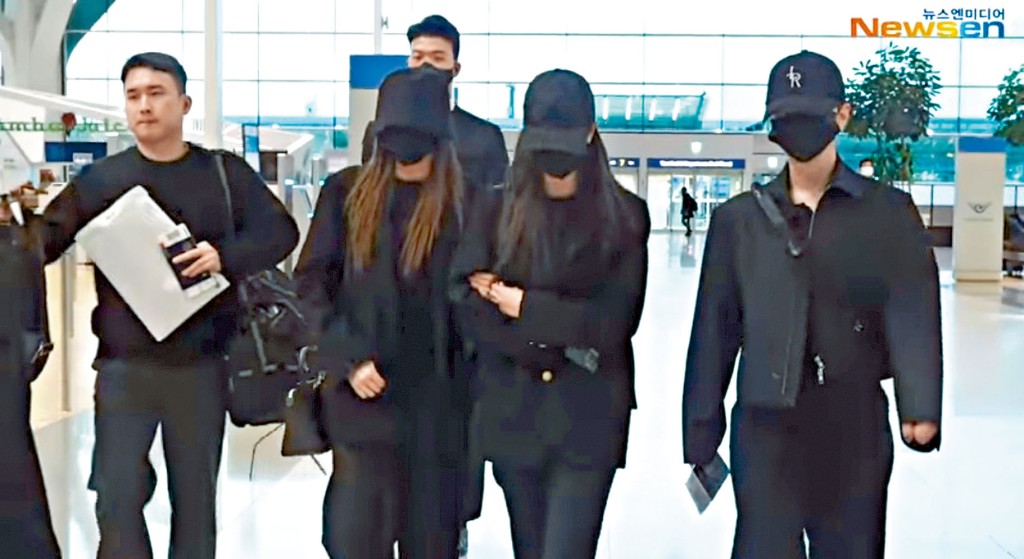 SinB（右二）和Umji（右三）昨早搭機赴美工作，未能出席文彬喪禮。