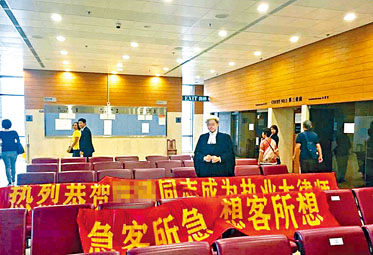 「准大状」执业仪式在法院内举行。