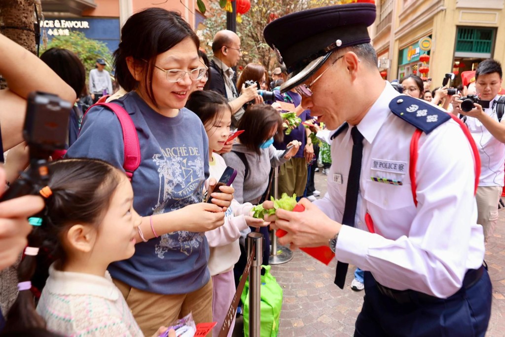 警方联同多区民政事务专员走访港岛多处，向市民拜年并派发特色利是及纪念品，推广道路安全。