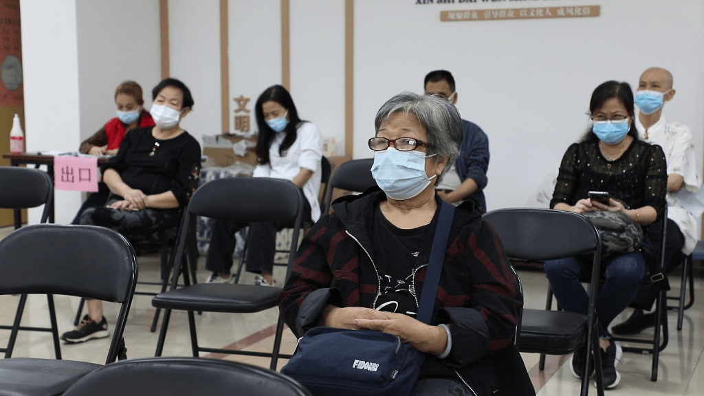 60歲以上長者和未接種疫苗的人是二次感染的脆弱人群。新華社