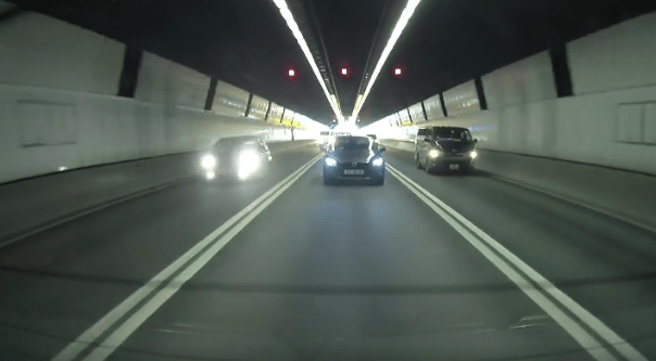 涉事私家車進入大欖隧道。網圖