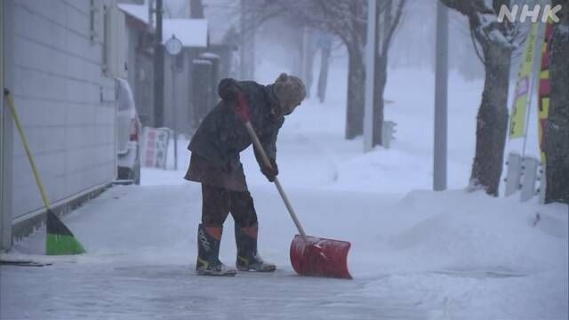當局呼籲民眾在清理積雪時注意安全，以免發生滑倒事故。NHK