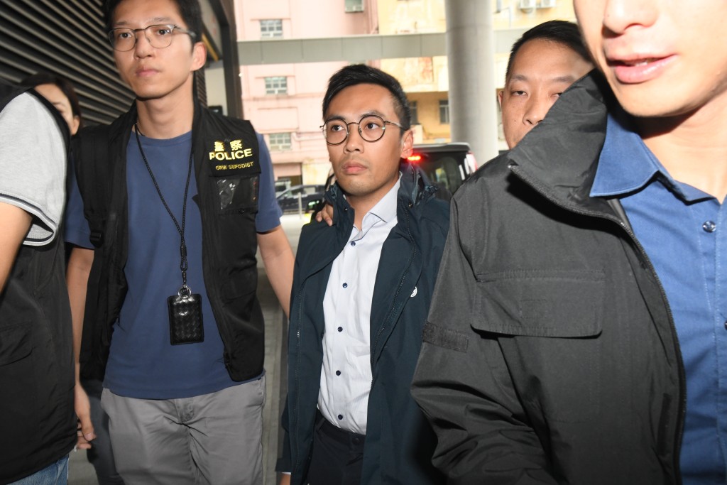 警方将被捕的4名男子带到宏利广场搜证，当中包括赵柱帮。