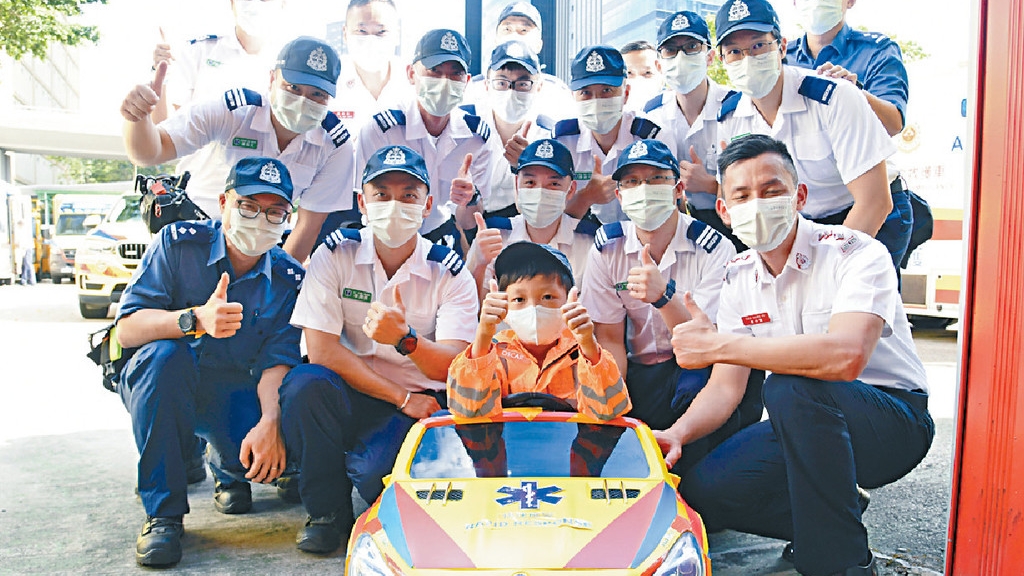 當局準備兩架迷你版的救護車輛，讓Oscar一嘗駕駛滋味。