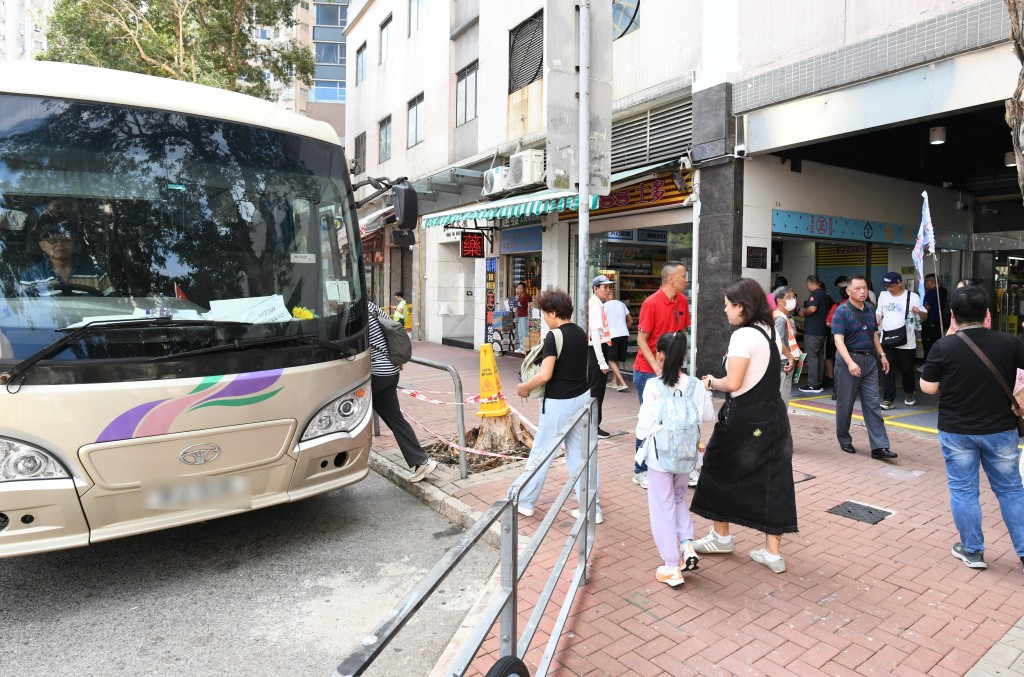 至於土瓜灣一帶，記者中午到提供團餐的酒樓觀察，陸續有旅遊巴到達。