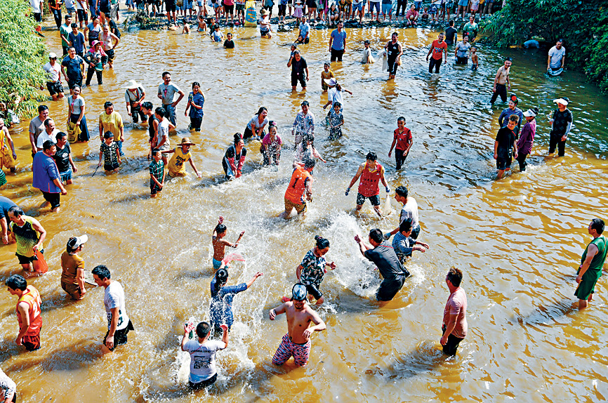 中國多省在結束休漁期之時辦「開漁節」。