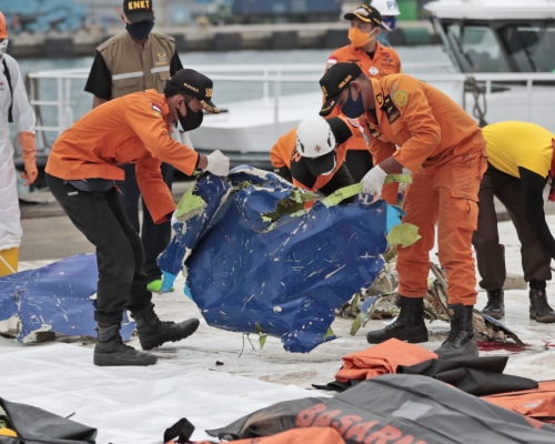 印尼當局繼續打撈墜毀客機的殘骸及另一個黑盒。AP資料圖片