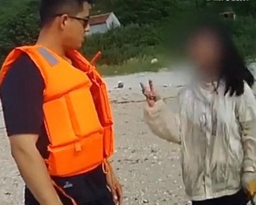 一名少女被父母逼在無人島上磨練,實行「荒島求生」。微博影片截圖