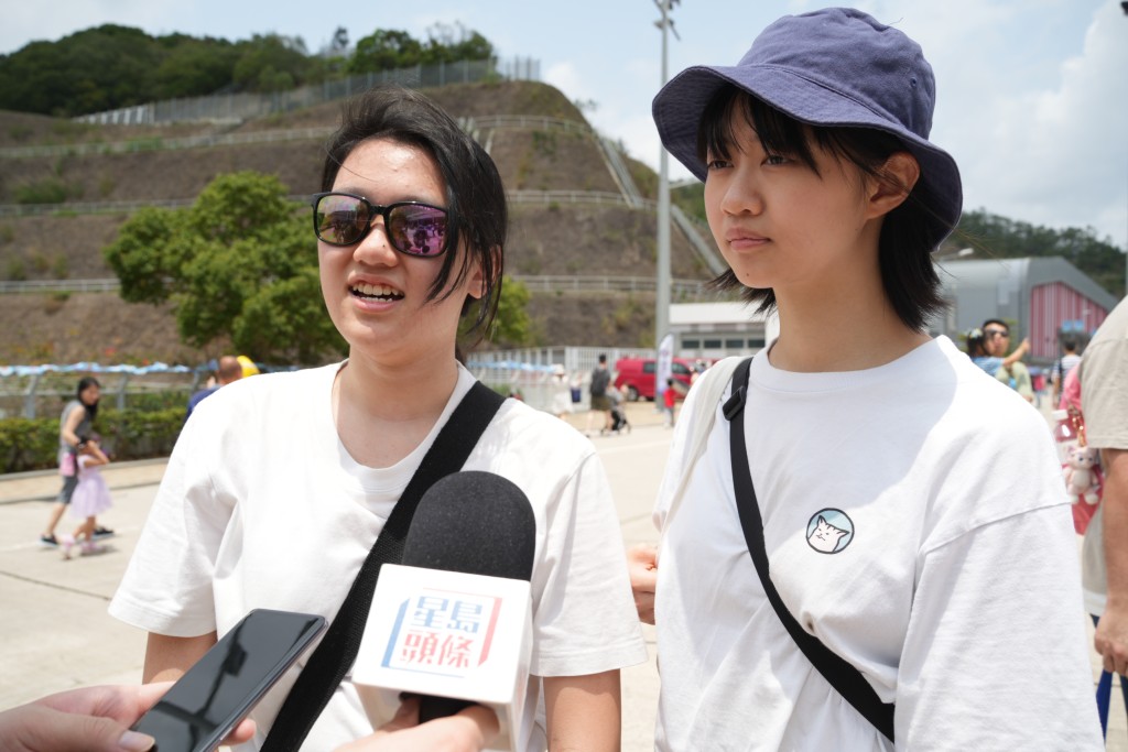 彭小姐(左)、江小姐对实火演练印象最为深刻。刘骏轩摄