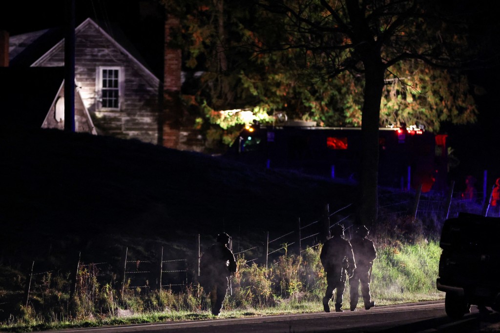  緬因州警方包圍槍手卡德住處搜捕。路透社