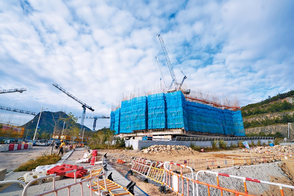 興建中的位於觀塘安達臣道R2-3用地項目「朗然」。