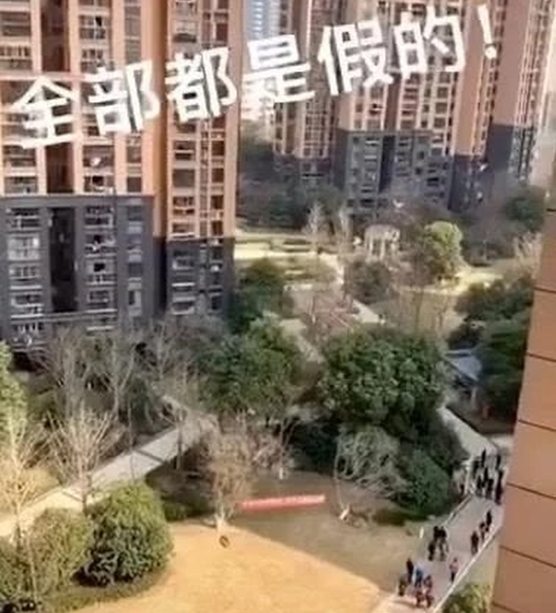 有居民从家中窗户向指导组喊话:「假的,假的!」、「形式主义!」。(网图)