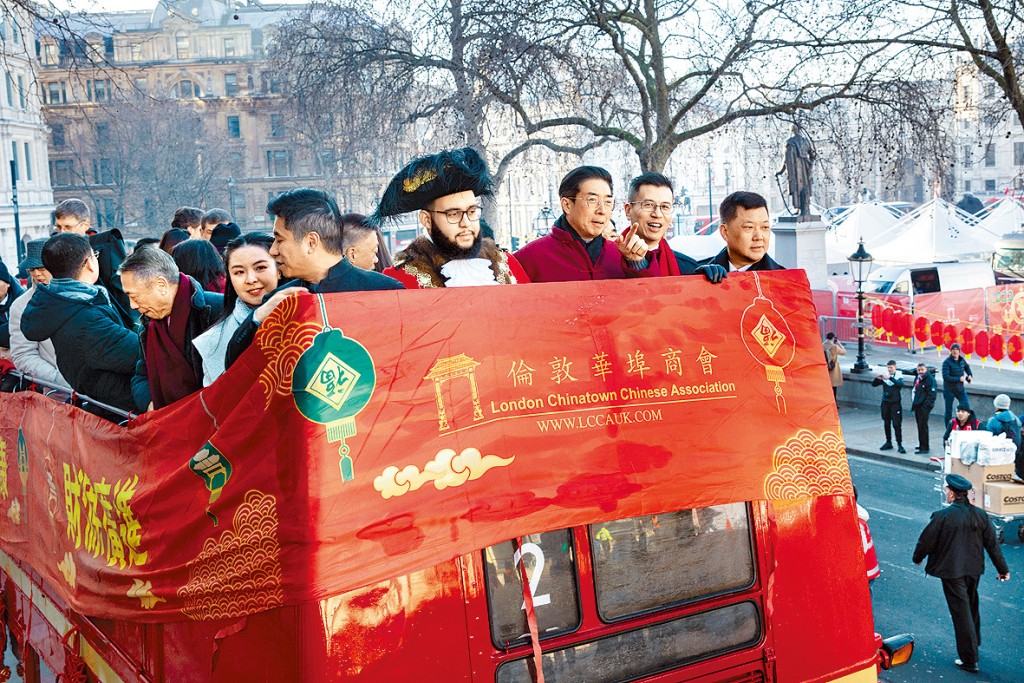 ▲參訪團參與倫敦華埠商會的新春巴士巡遊。