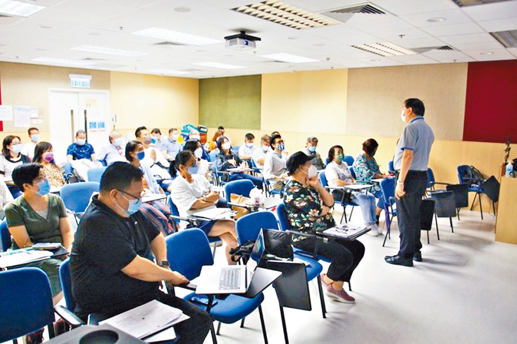 「校董培訓軟指標」試行四個學年,有教育界人士質疑有個別校董未參與培訓,倡議當局制度化。