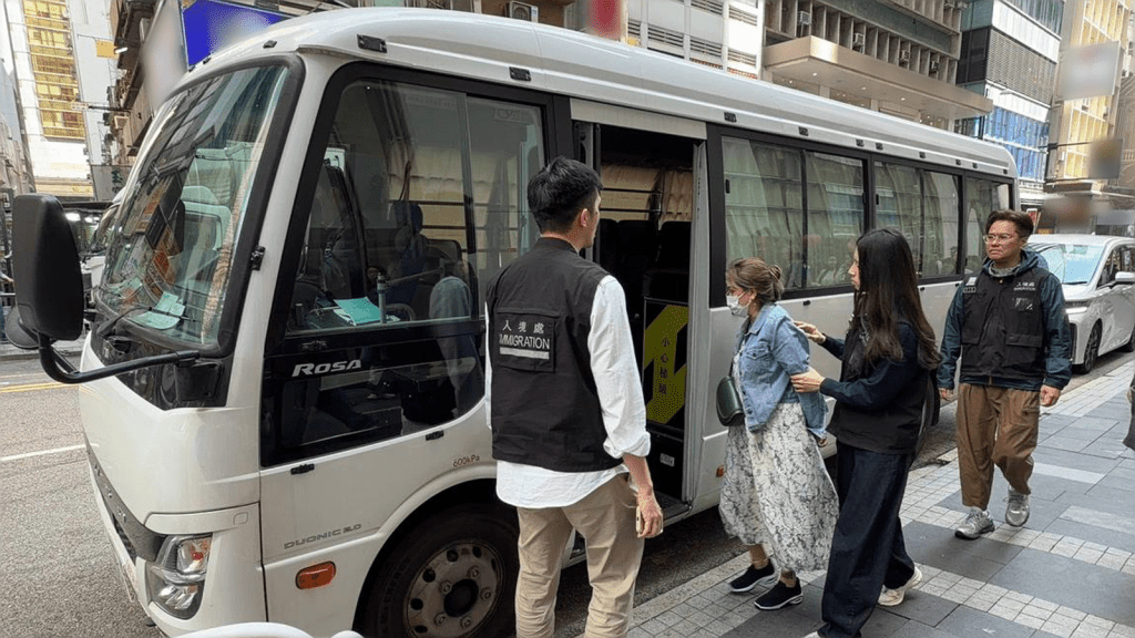 懷疑非法勞工在行動中被捕。政府新聞處圖片